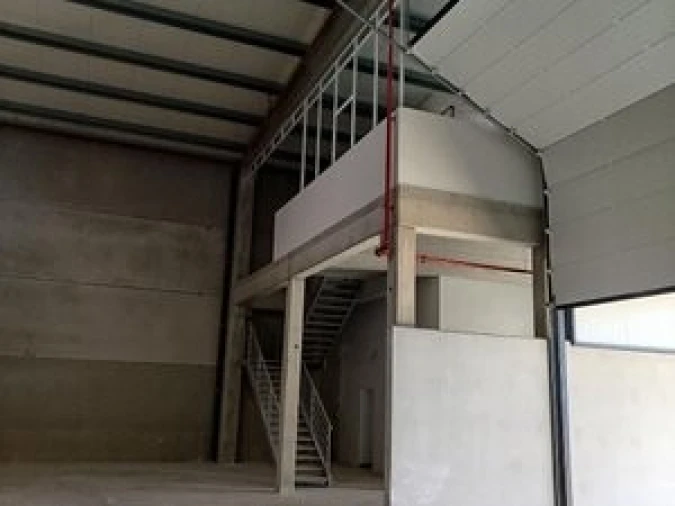 Armazém para Arrendamento em Santiago dos Velhos Foto 2