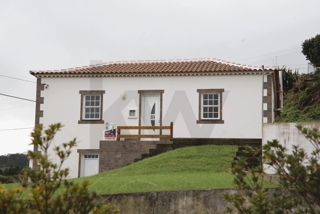 Moradia T2 para Venda em Santo Espirito Foto 1