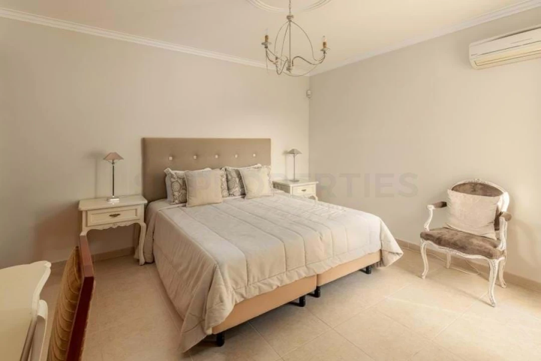 Moradia T4 para Venda em Almancil Foto 3