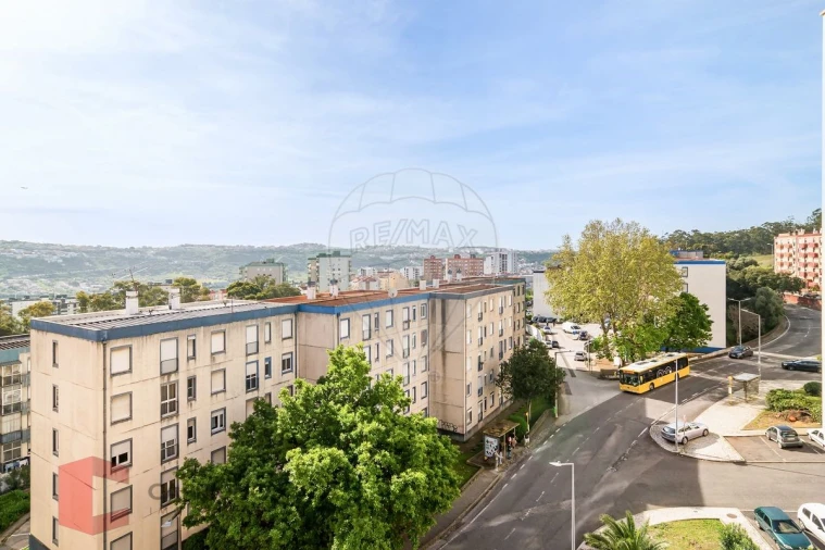 Apartamento T3 para Venda em Santo António dos Cavaleiros e Frielas Foto 1