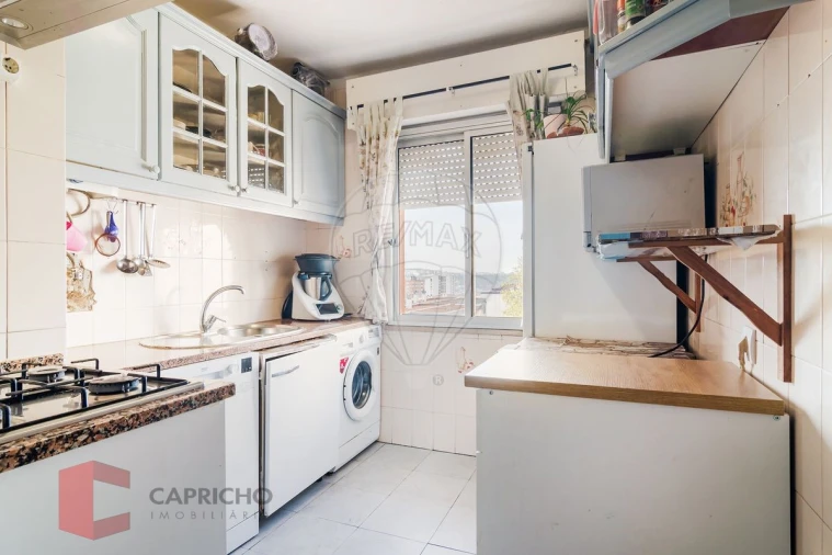 Apartamento T3 para Venda em Santo António dos Cavaleiros e Frielas Foto 2