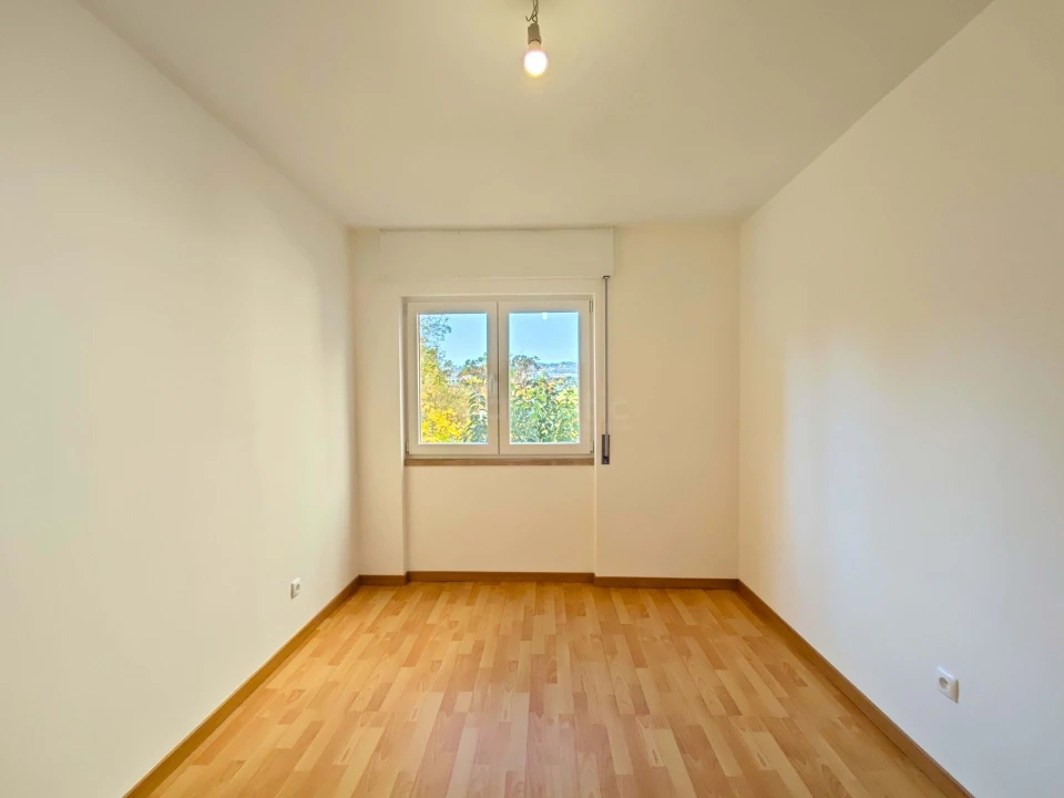 Apartamento T7 para Venda em Santo António dos Cavaleiros e Frielas Foto 3