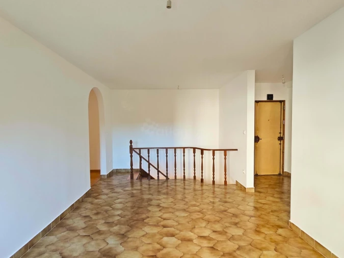 Apartamento T7 para Venda em Santo António dos Cavaleiros e Frielas Foto 6