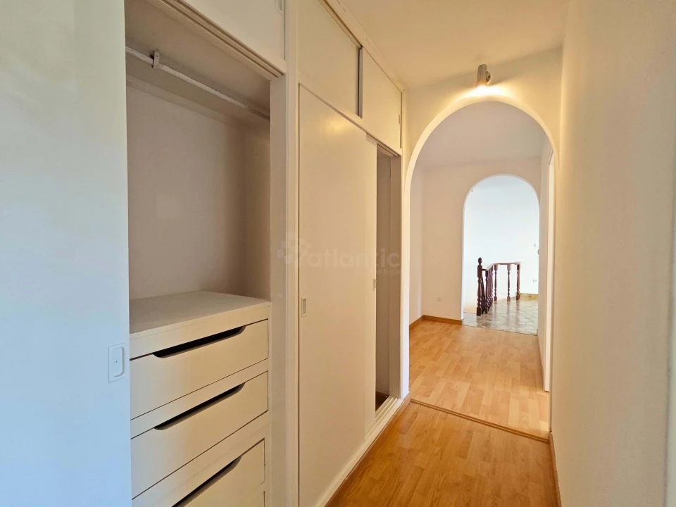 Apartamento T7 para Venda em Santo António dos Cavaleiros e Frielas Foto 9