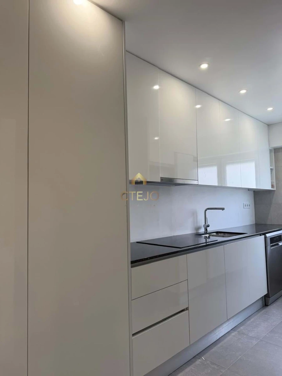 Apartamento T2 para Venda em Odivelas Foto 2