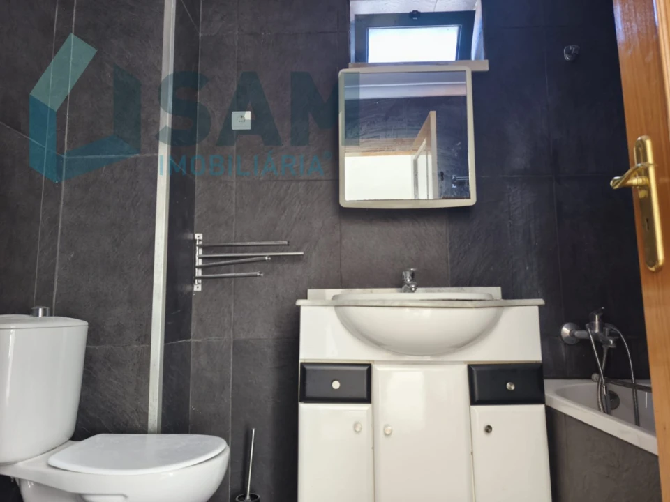 Apartamento T2 para Venda em Bombarral e Vale Covo Foto 17
