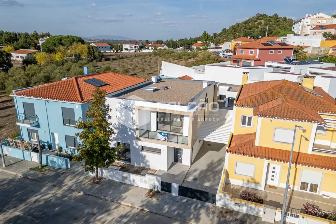 Moradia T4 para Venda em Marvila, Ribeira Santarém, São Salvador, São Nicolau Foto 2