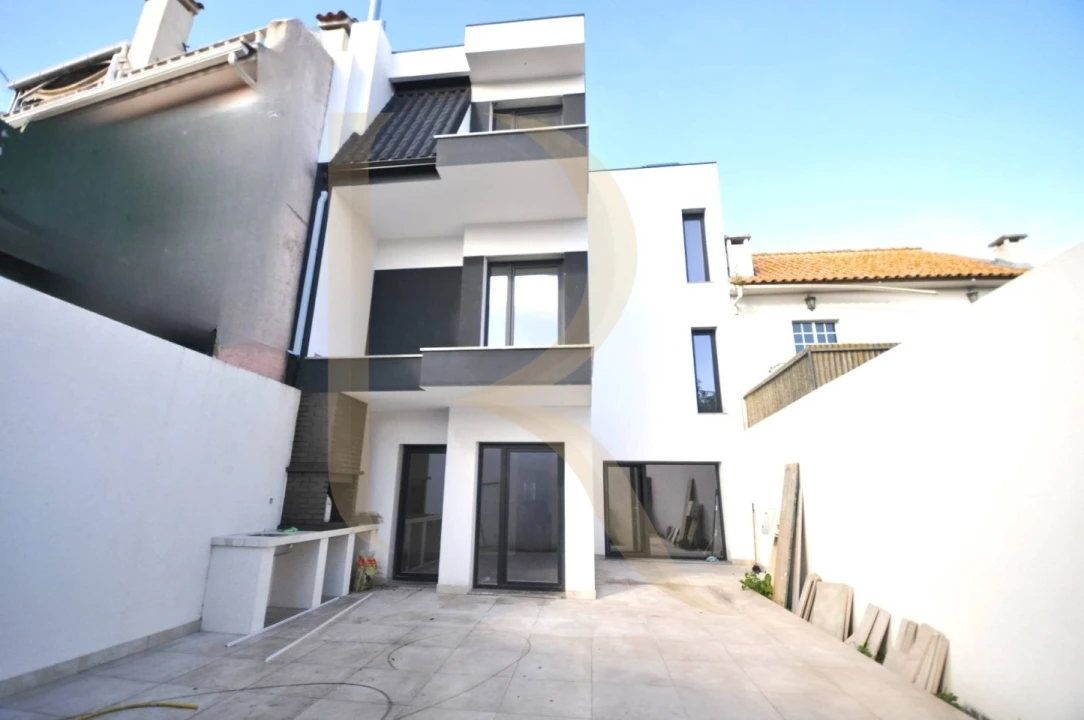 Moradia T4 para Venda em Amora Foto 3