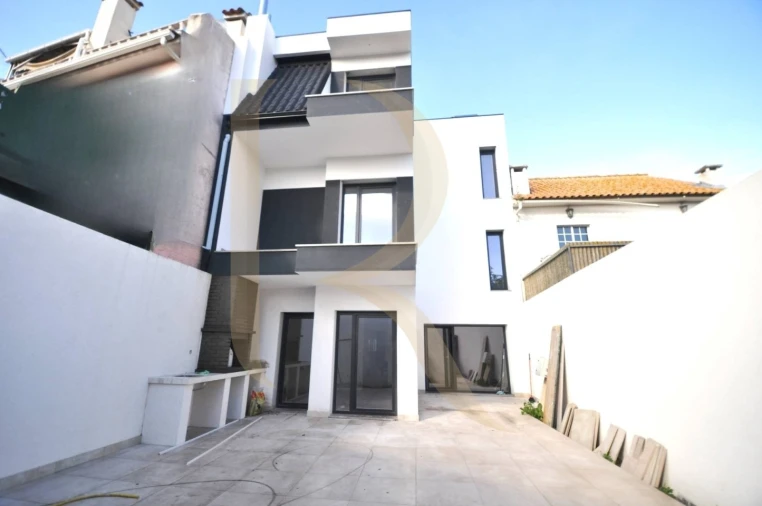 Moradia T4 para Venda em Amora Foto 3