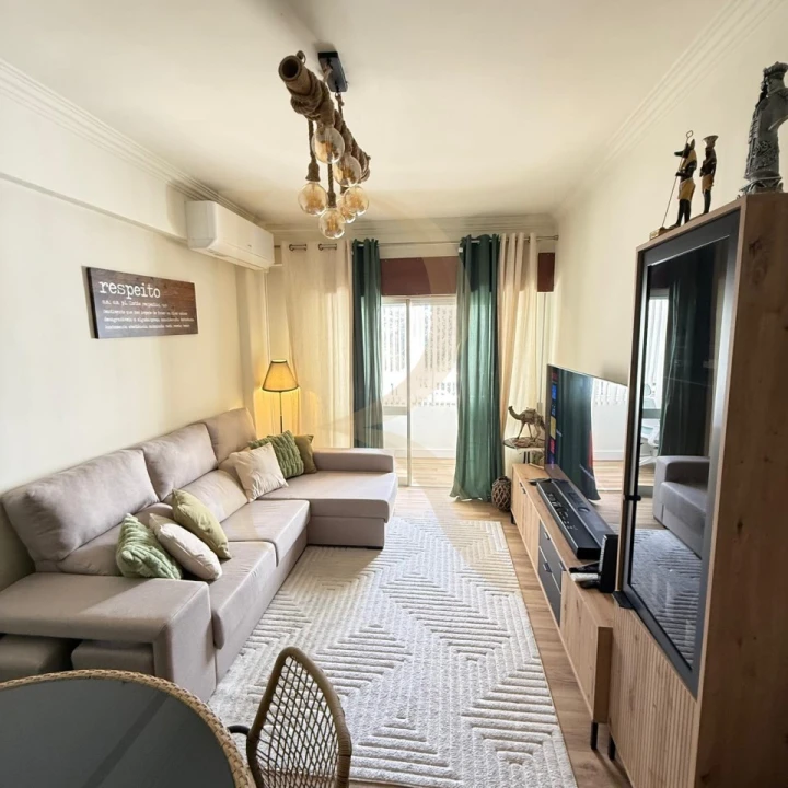 Apartamento T1 para Venda em Laranjeiro e Feijó Foto 1