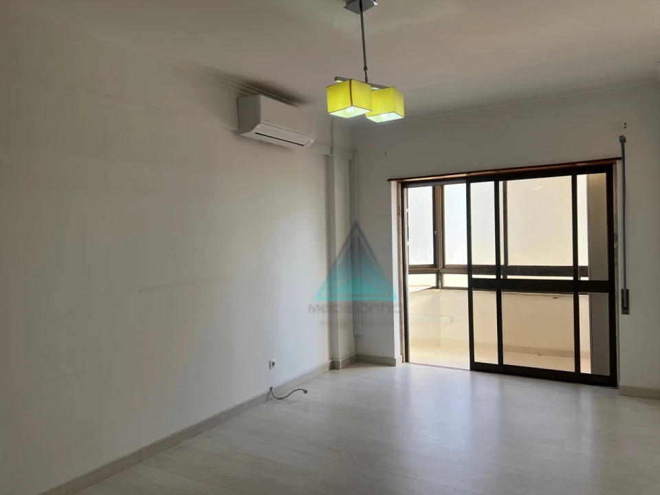 Apartamento T2 para Arrendamento em Massamá e Monte Abraão Foto 13