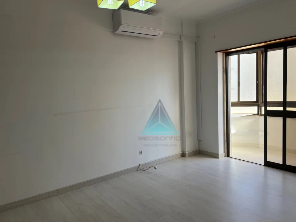 Apartamento T2 para Arrendamento em Massamá e Monte Abraão Foto 19