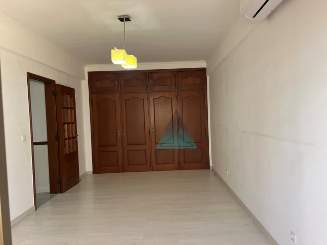 Apartamento T2 para Arrendamento em Massamá e Monte Abraão Foto 17