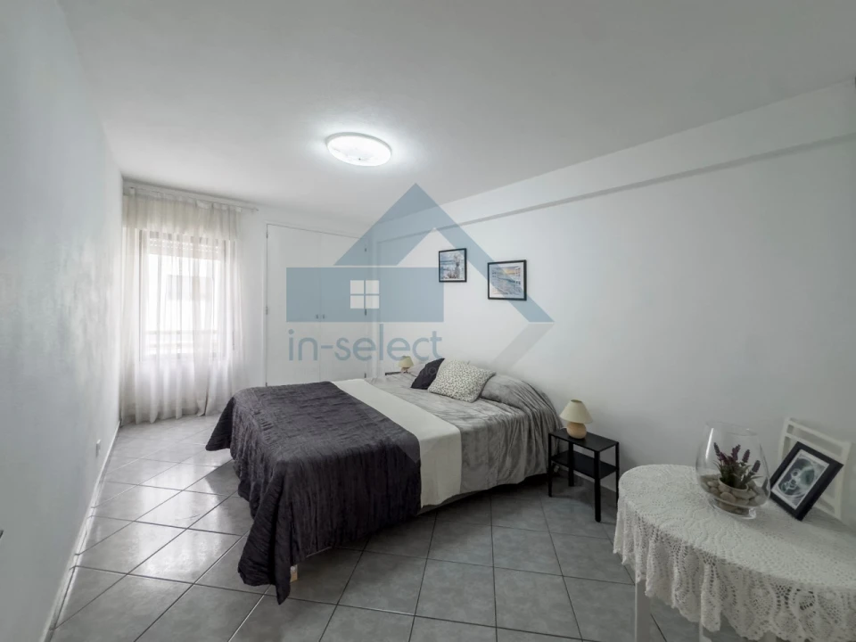Apartamento T2 para Venda em Quelfes Foto 14