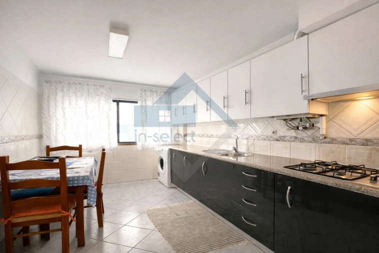 Apartamento T2 para Venda em Quelfes Foto 4