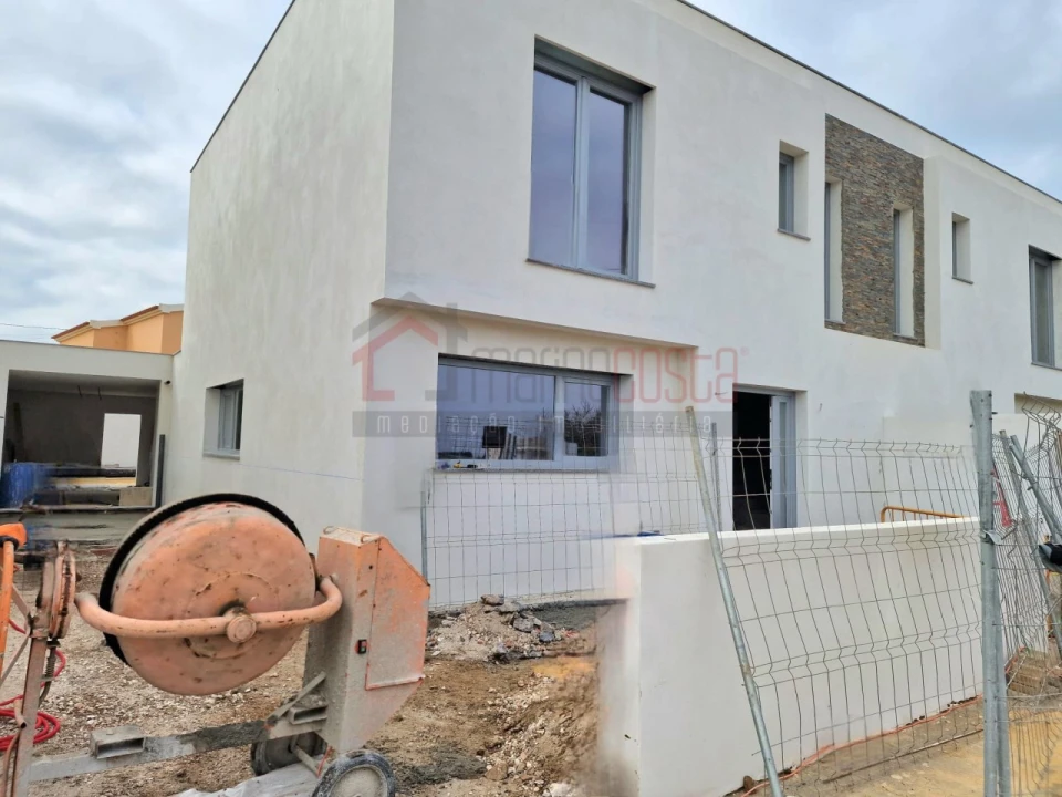 Moradia T4 para Venda em Atouguia da Baleia Foto 2