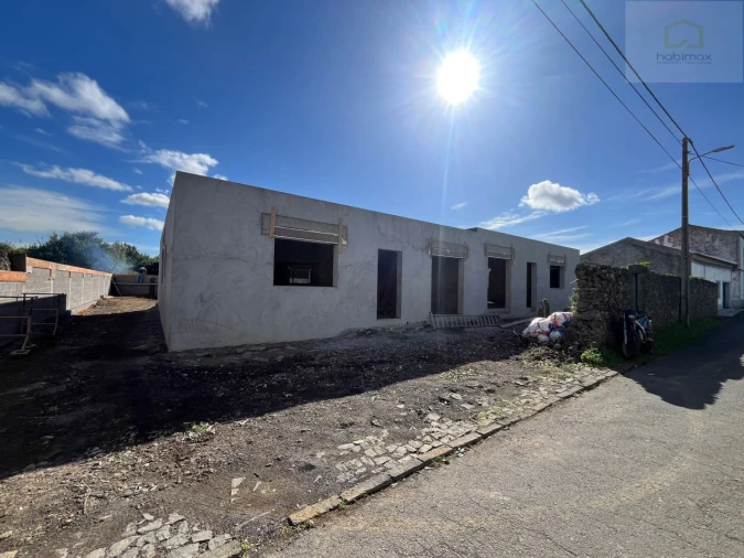 Moradia T3 para Venda em Pico da Pedra Foto 2