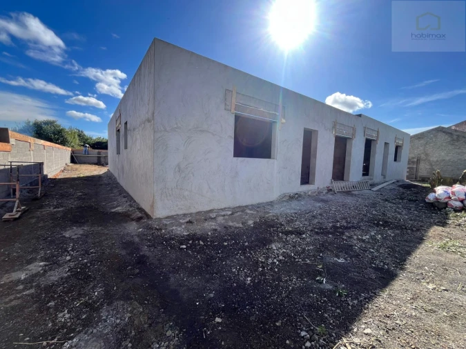 Moradia T3 para Venda em Pico da Pedra Foto 3