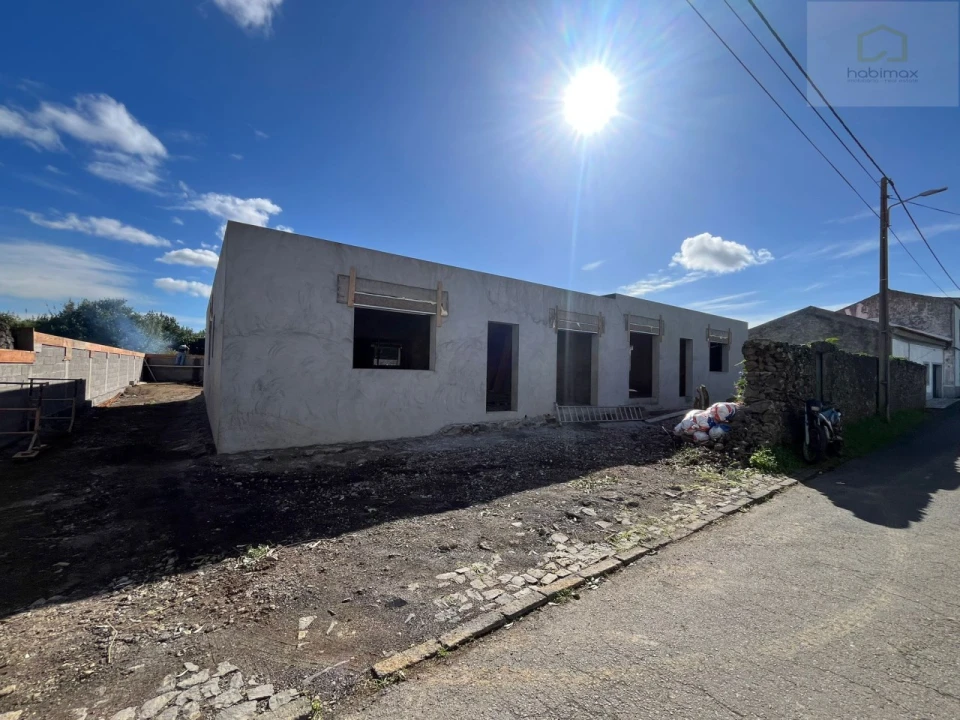 Moradia T3 para Venda em Pico da Pedra Foto 2