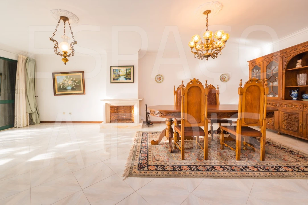 Moradia T5 para Venda em Massamá e Monte Abraão Foto 9