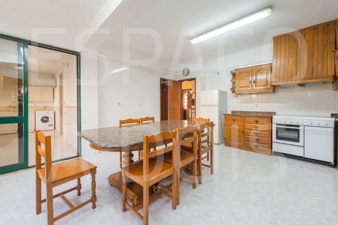 Moradia T5 para Venda em Massamá e Monte Abraão Foto 22