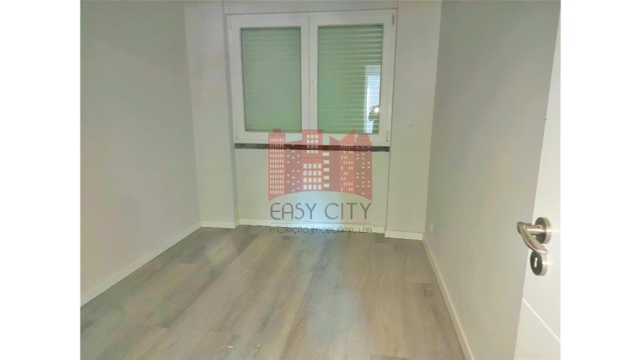 Apartamento T2 para Venda em Benfica Foto 3