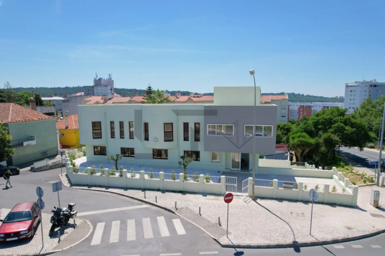 Prédio para Arrendamento em Alfragide Foto 79