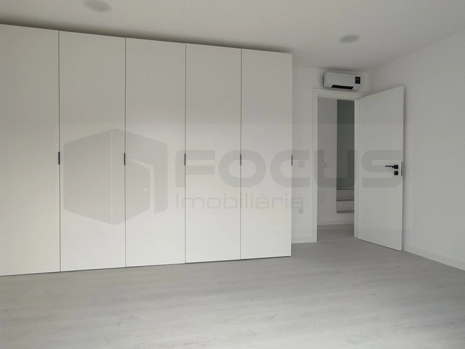 Moradia T4 para Venda em Oliveirinha Foto 8