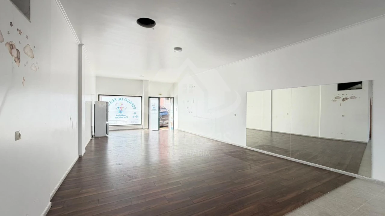 Loja para Arrendamento em Póvoa de Santa Iria e Forte da Casa Foto 4