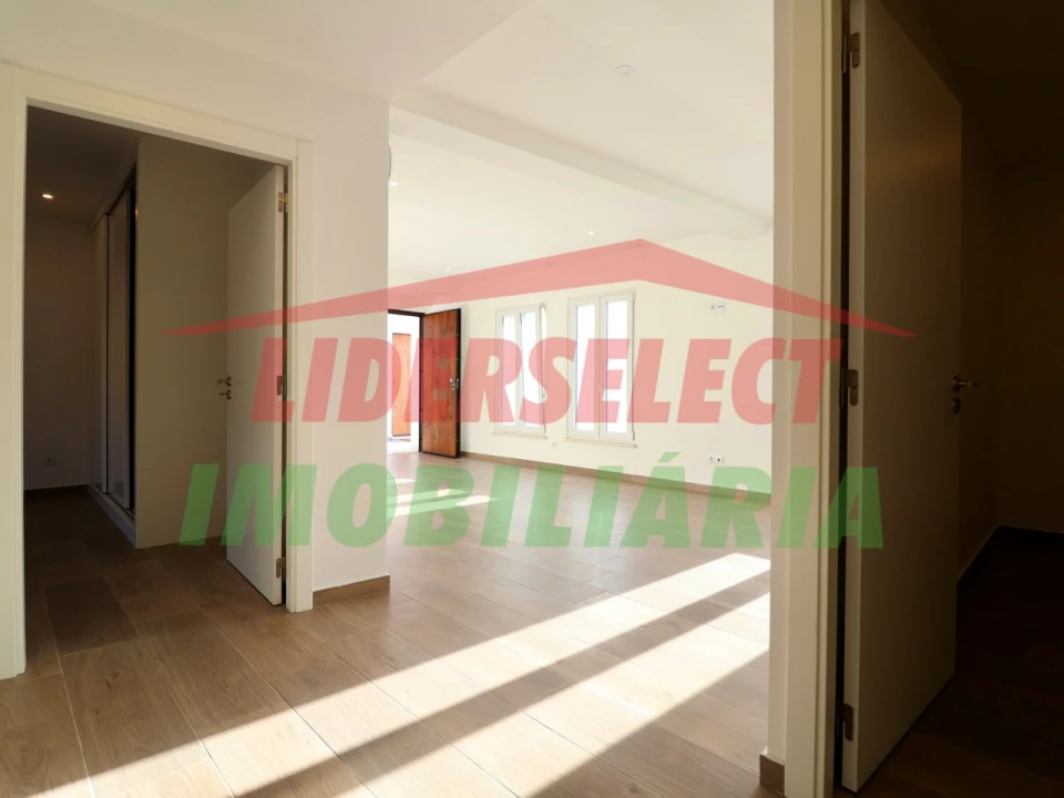 Apartamento T1 para Venda em Santa Maria, São Pedro e Matacães Foto 4