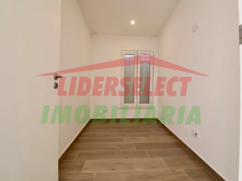 Apartamento T1 para Venda em Santa Maria, São Pedro e Matacães Foto 16