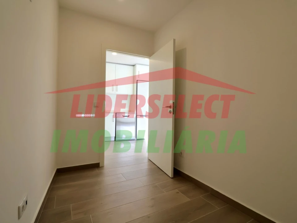 Apartamento T1 para Venda em Santa Maria, São Pedro e Matacães Foto 17