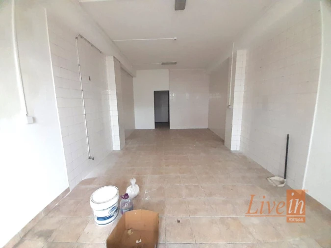 Loja para Arrendamento em Igreja Nova e Cheleiros Foto 1