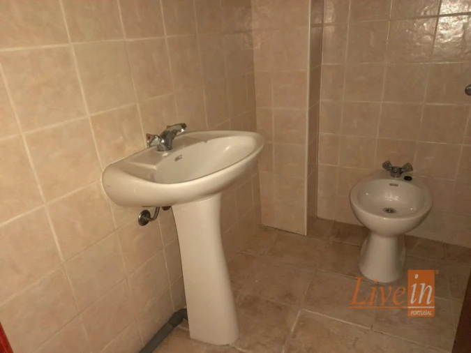 Loja para Arrendamento em Igreja Nova e Cheleiros Foto 5