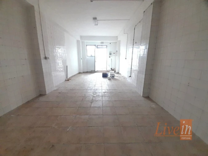Loja para Arrendamento em Igreja Nova e Cheleiros Foto 9