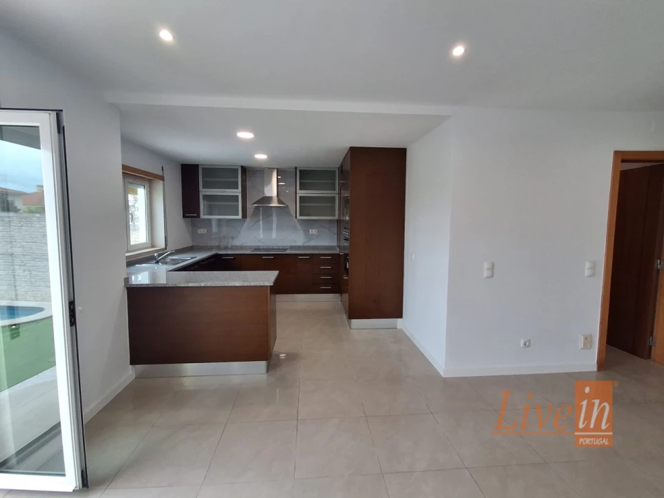 Moradia T3 para Venda em Silveira Foto 4