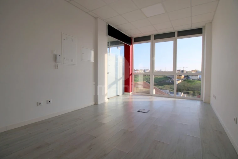 Loja para Arrendamento em Mafra Foto 3