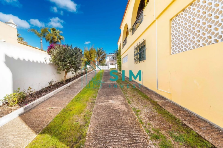 Moradia T4 para Venda em Quarteira Foto 5