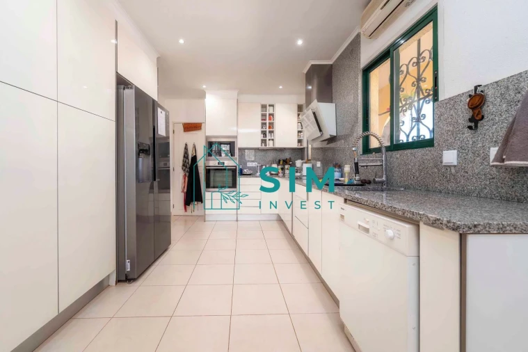 Moradia T4 para Venda em Quarteira Foto 11