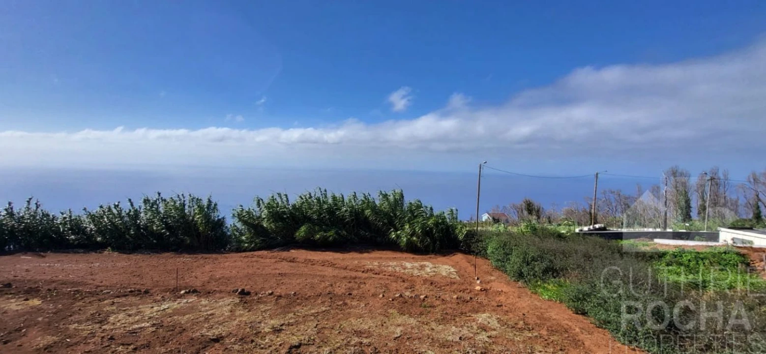 Terreno para Venda em Porto Moniz Foto 2