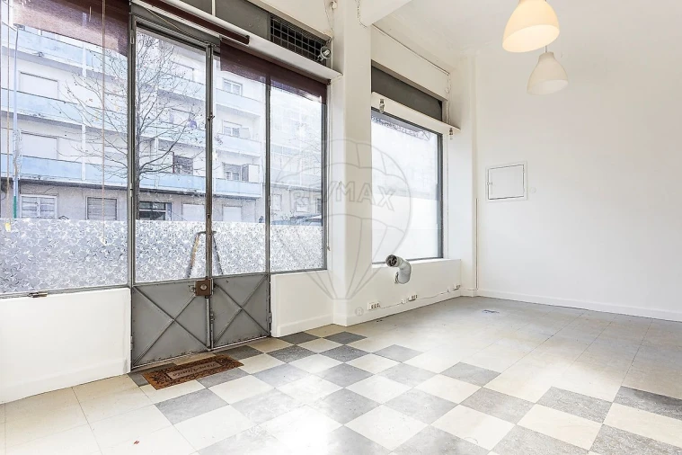 Loja para Arrendamento em Águas Livres Foto 2