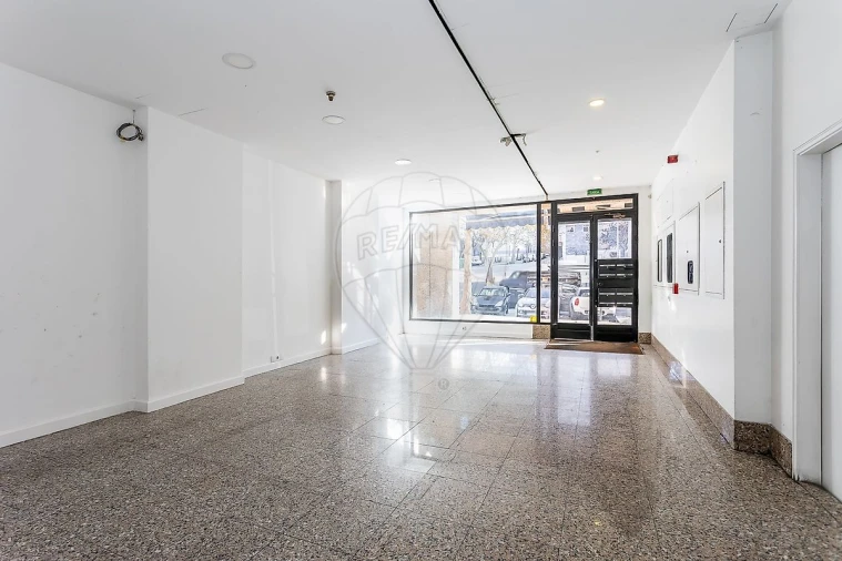 Loja para Arrendamento em São Domingos de Benfica Foto 4