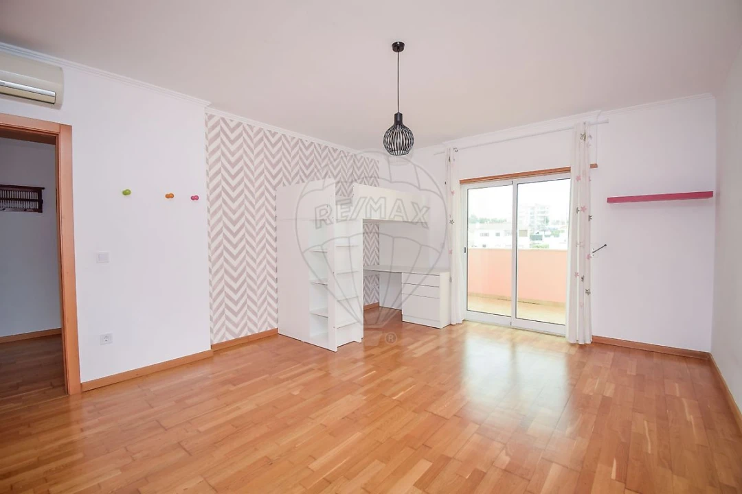 Apartamento T3 para Arrendamento em São Domingos de Rana Foto 24