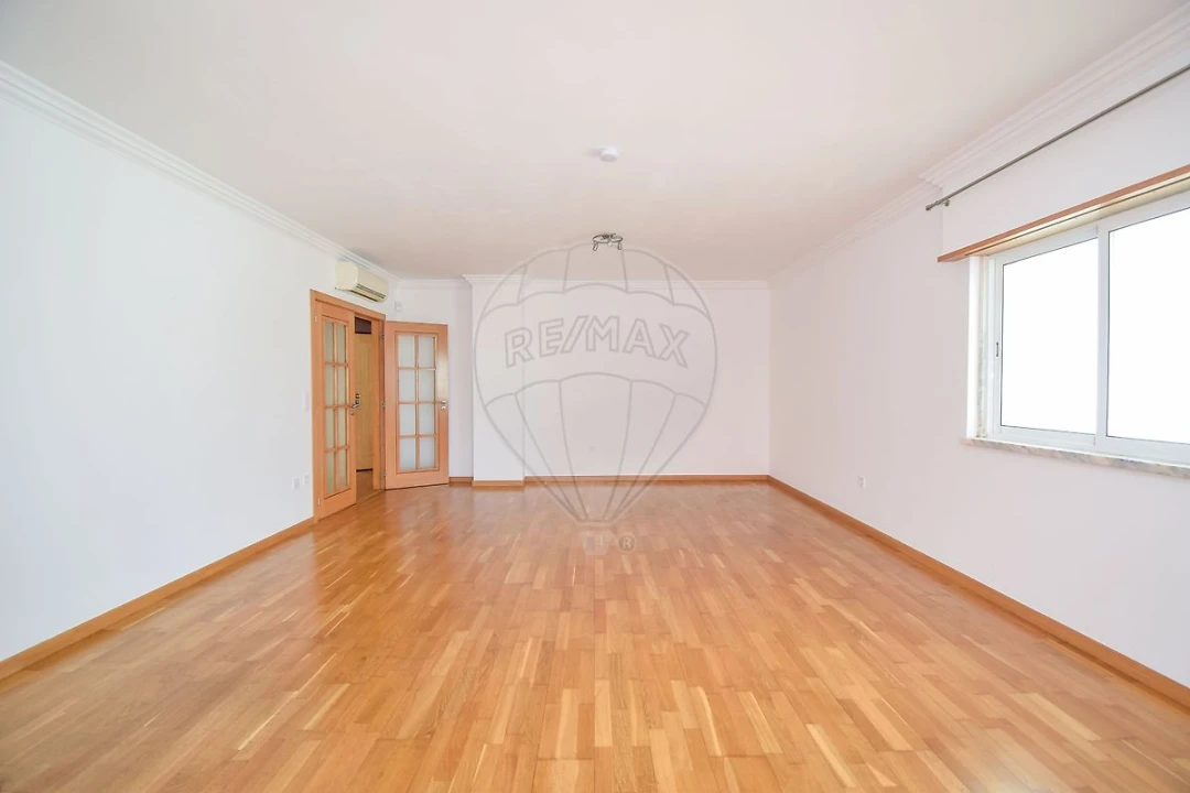 Apartamento T3 para Arrendamento em São Domingos de Rana Foto 5