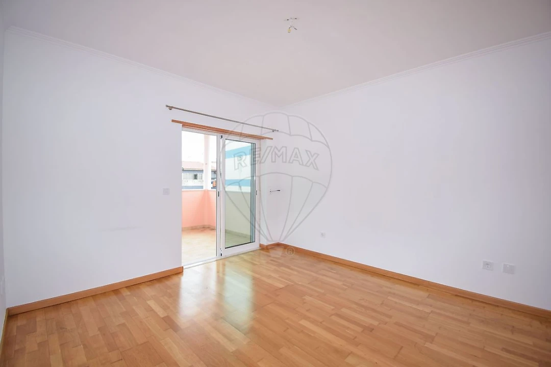 Apartamento T3 para Arrendamento em São Domingos de Rana Foto 8