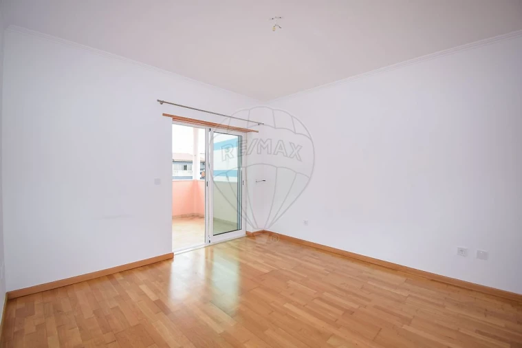 Apartamento T3 para Arrendamento em São Domingos de Rana Foto 8