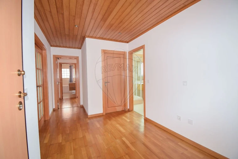 Apartamento T3 para Arrendamento em São Domingos de Rana Foto 7