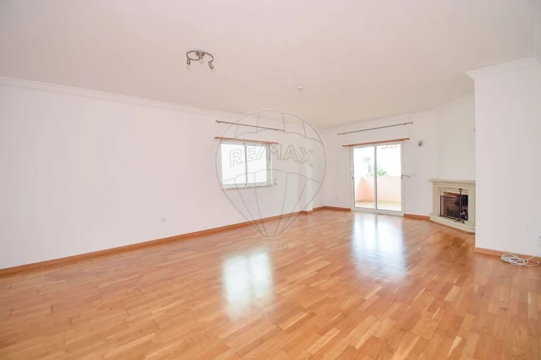 Apartamento T3 para Arrendamento em São Domingos de Rana Foto 2