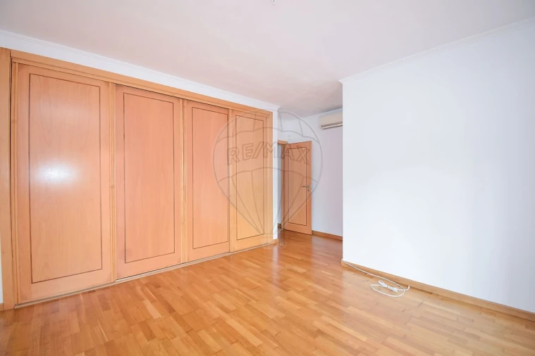 Apartamento T3 para Arrendamento em São Domingos de Rana Foto 10