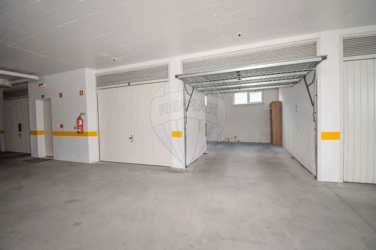 Apartamento T3 para Arrendamento em São Domingos de Rana Foto 33